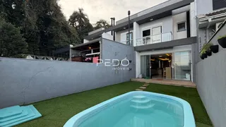 Vista externa de uma residência moderna com piscina e jardim em Lajeado.