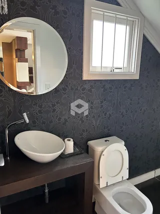 Foto de um banheiro com pia e vaso sanitário em um imóvel.
