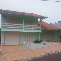 Fachada de uma casa com telhado de telhas vermelhas e garagem.