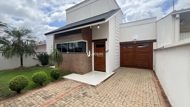 Fachada de uma residência em Lajeado, Brasil, com garagem e jardim.