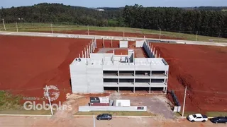 Vista aérea de um terreno em Lajeado, Brasil, com estrutura em concreto.