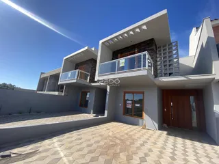 Fachada moderna de uma residência em Lajeado, Brasil, com terraço e varanda.