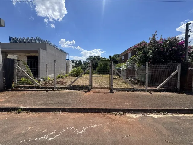 Exterior da casa em Lajeado, Brasil, mostrando a estrutura e o muro frontal.