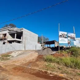 Vista externa de uma estrutura em construção em Lajeado, Brasil.