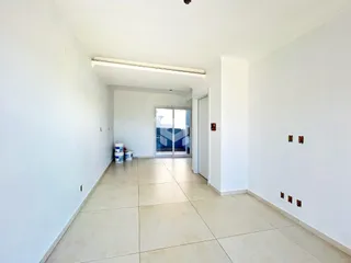 Foto do corredor interno de uma residência em Lajeado, Brasil.
