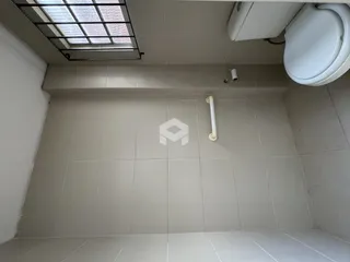 Foto do interior de um banheiro com revestimento cerâmico nas paredes.