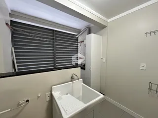 Foto de um banheiro interno com cuba e banheira.