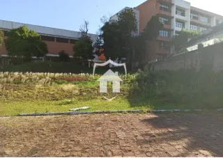 Vista externa da propriedade em Lajeado, Brasil com vegetação no primeiro plano.