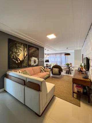 Sala de estar com sofá branco e decoração moderna.