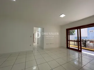 Vista interna de um ambiente com paredes brancas e piso de cerâmica.