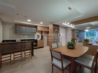 Vista da sala de jantar e cozinha de um imóvel em Lajeado, Brasil.
