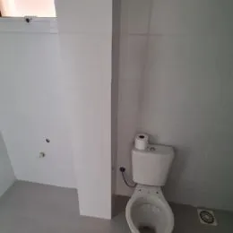 Foto de um vaso sanitário em um ambiente interno.