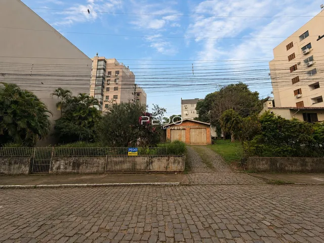Vista externa de uma propriedade em Lajeado, Brasil, mostrando o muro e a rua.
