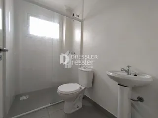Foto de um banheiro interno com vaso sanitário e pia.