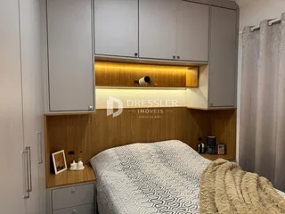Quarto com armários e cama de madeira.