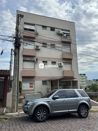 Fachada de um prédio residencial em Lajeado, Brasil, com unidades de ar-condicionado visíveis.