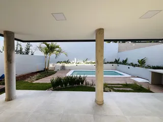 Vista externa de uma área de lazer com piscina e deck em Lajeado.