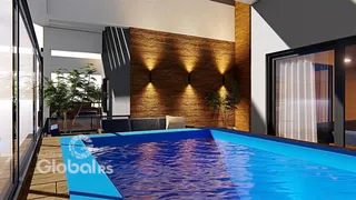 Foto de uma piscina e área de estar de uma residência.