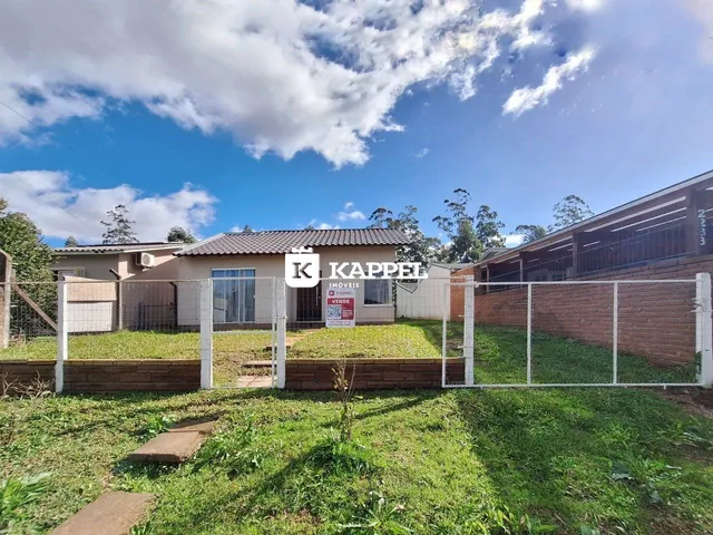 Fachada de uma casa em Lajeado, Brasil, com um gramado em primeiro plano.