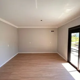 Foto de um ambiente interno com piso de madeira e teto de gesso.