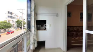 Vista interna de um ambiente com janela e porta de entrada em uma residência.