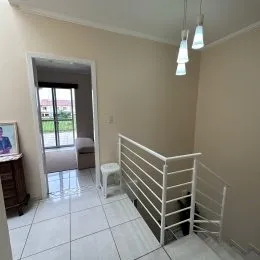 Foto de um interior com piso de cerâmica e grade branca.