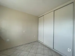 Foto de um cômodo interno com paredes claras e piso de cerâmica.