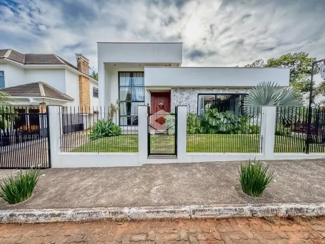 Fachada de uma casa moderna branca em Lajeado, Brasil.