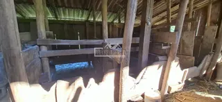 Interior de uma estrutura de madeira rústica em construção.