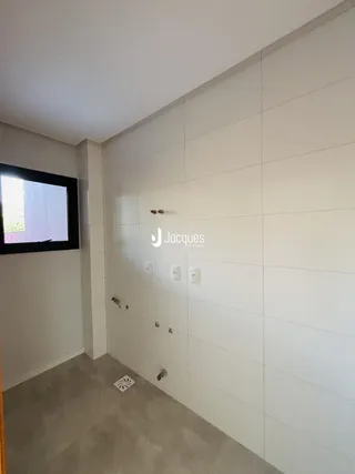 Parede interna com revestimento cerâmico e instalações elétricas em um imóvel.