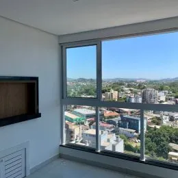 Vista da cidade vista através da janela.