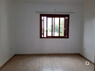 Uma parede interna com uma janela de madeira.