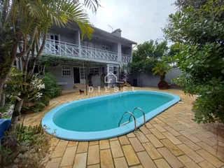 Fachada de casa com piscina e jardim no Lajeado, Brasil.