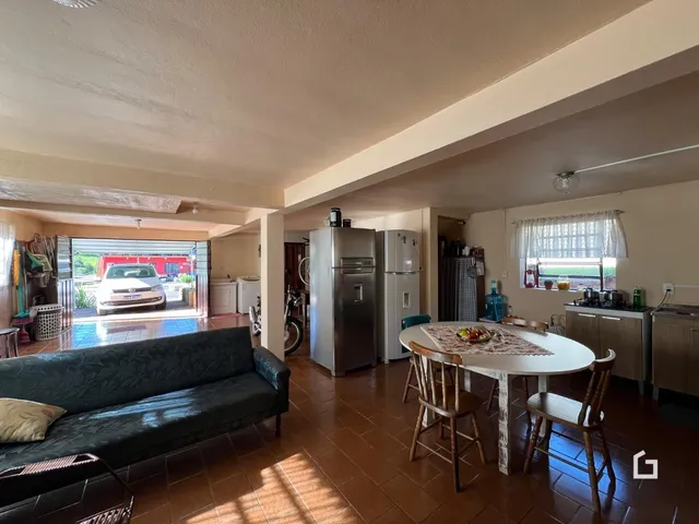 Sala de estar e cozinha de uma residência em Lajeado, Brasil.