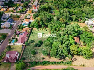 Vista aérea de uma propriedade residencial em Lajeado, Brasil, mostrando casas e vegetação densa.