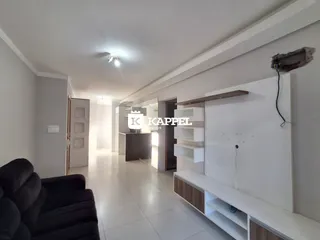 Corredor com piso de cerâmica e estantes embutidas na parede.