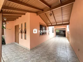 Hall de entrada com piso de cerâmica e teto de madeira exposto.