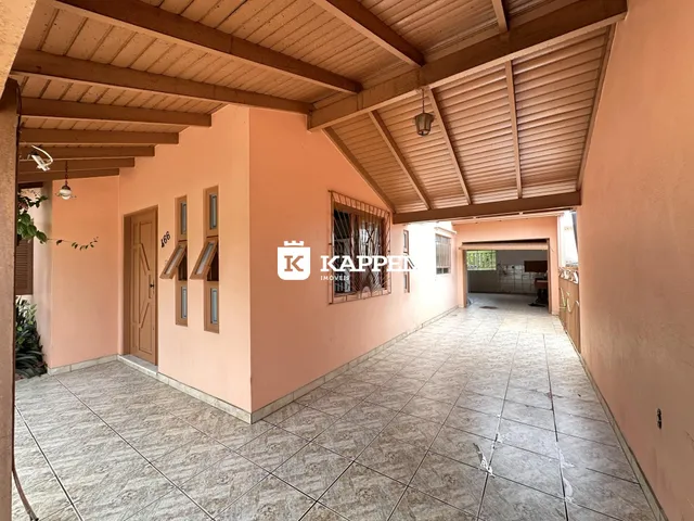 Hall de entrada com piso de cerâmica e teto de madeira exposto.