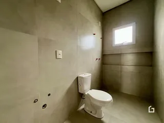 Foto de um banheiro com paredes em painel claro.