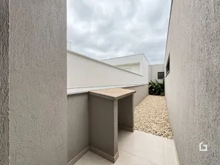 Vista externa de um pátio entre duas edificações em Lajeado.