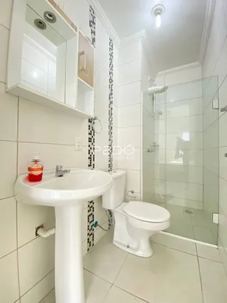 Foto de um banheiro moderno com revestimento branco e piso de cerâmica.