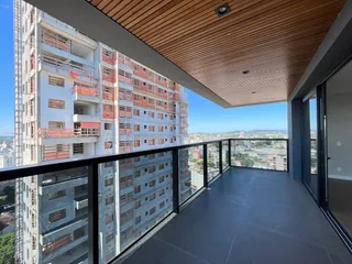 Varanda com vista panorâmica da cidade.