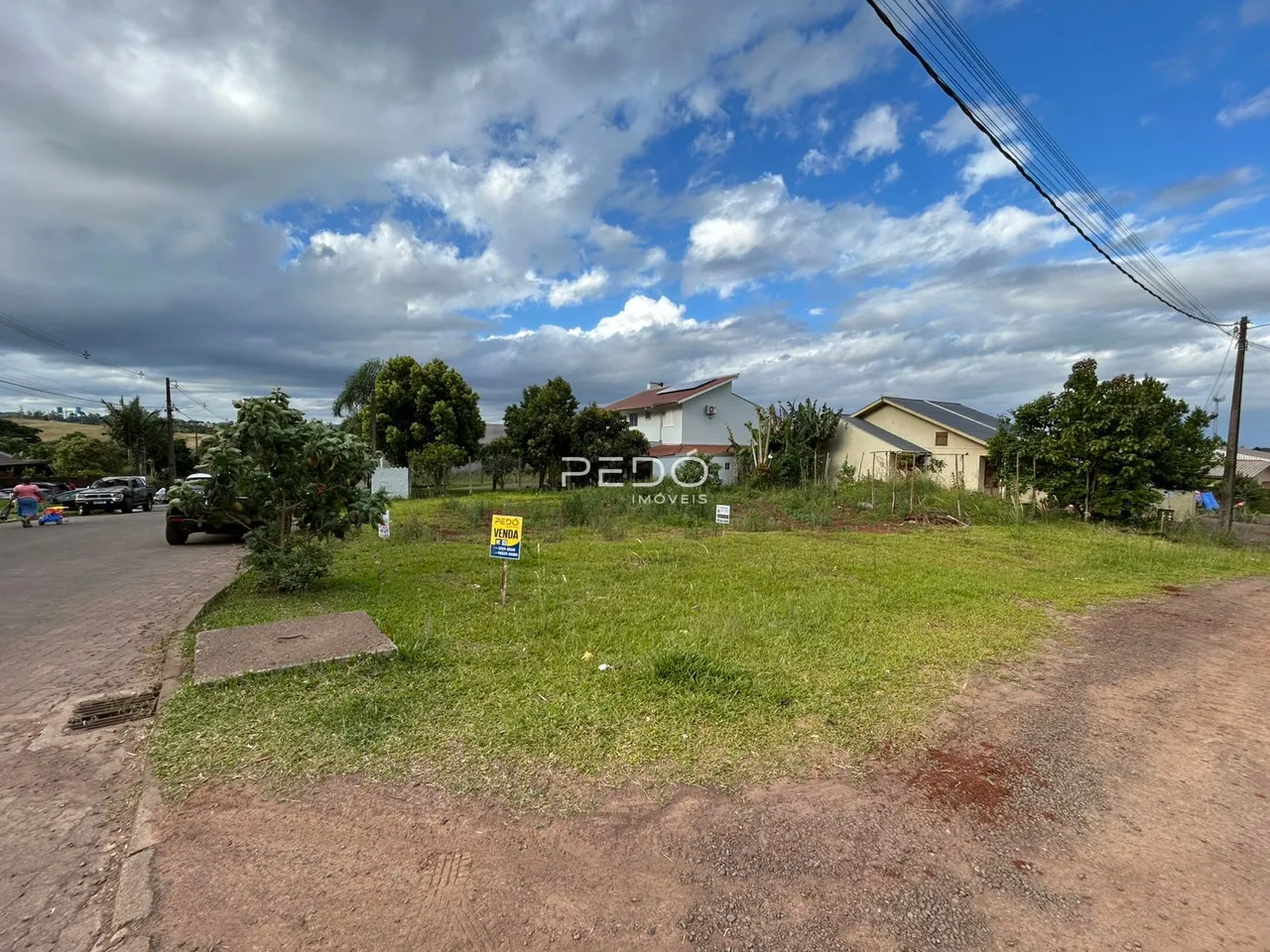 Vista externa de uma propriedade em Lajeado, Brasil, mostrando casas e área gramada.