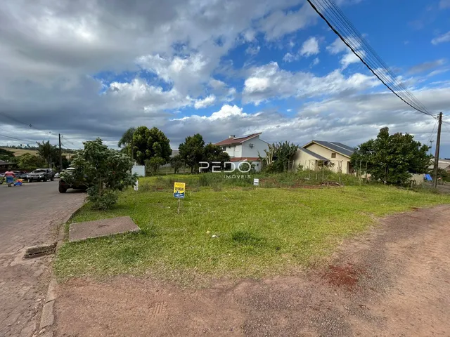 Vista externa de uma propriedade em Lajeado, Brasil, mostrando casas e área gramada.