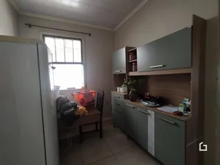 Interior de uma sala com armários e janela em um imóvel no Brasil.