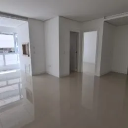Ambiente interno com paredes brancas e piso claro em uma residência.