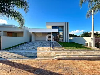 Vista da fachada de uma residência moderna com entrada e jardim em Lajeado, Brasil.