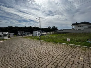 Vista da rua com calçamento de paralelepípedos em Lajeado.
