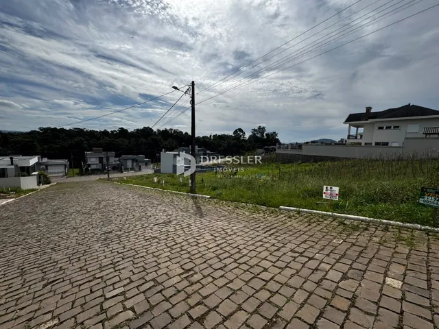 Vista da rua com calçamento de paralelepípedos em Lajeado.