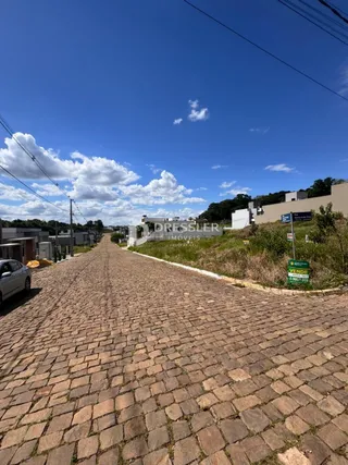 Uma vista da rua pavimentada de uma propriedade em Lajeado.